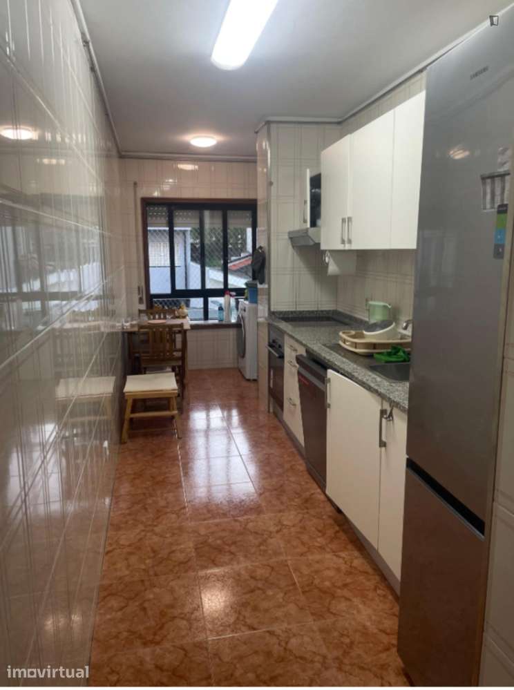 Quarto - localizado em Mafamude Porto - Grande imagem: 3/8