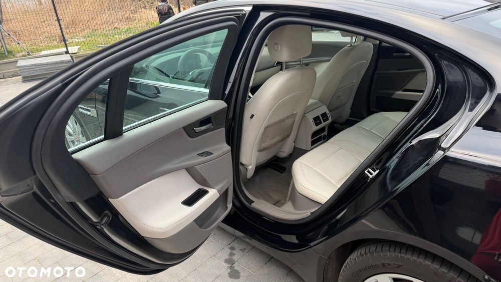 Jaguar XE 2.0 T Prestige - 11