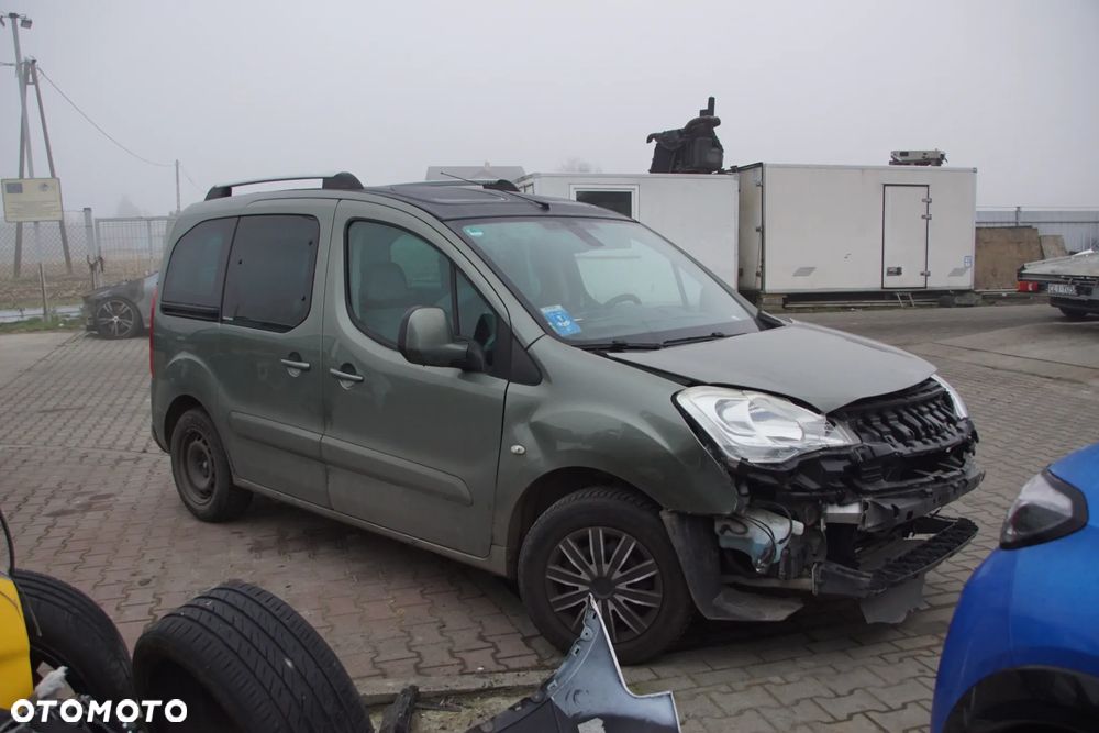 Auto na części - Citroen Berlingo II Multispace 1.6 VTI 120 KM 5F01 20DP56 KGP 2010R Silnik Skrzynia Drzwi Lusterko Zderzak Klapa Lampa Klamka Szyba Relingi Deska Kokpit Sterownik Moduł Czujnik Licznik Panel Wyświetlacz Kierownica - 9