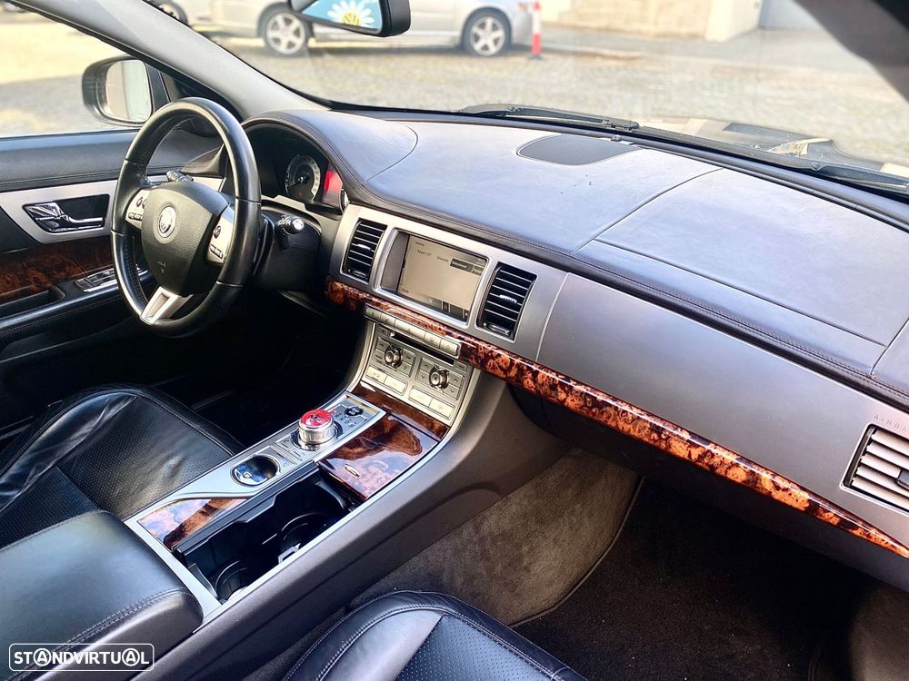 Jaguar XF 2.7 D V6 Premium Luxury - 22