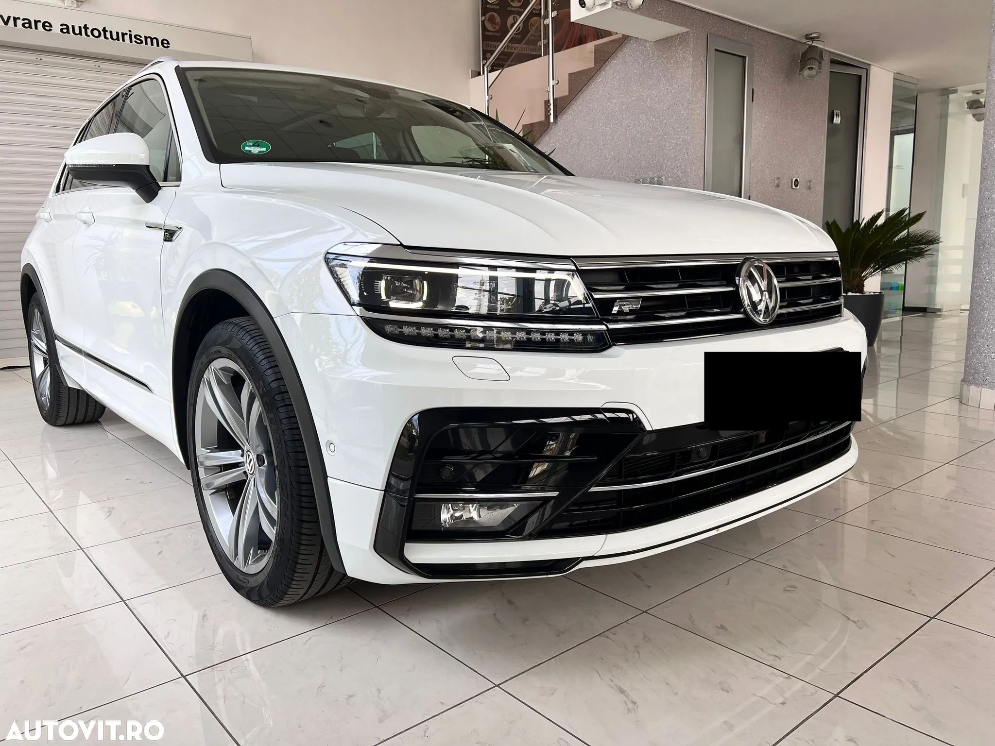 Volkswagen Tiguan - 1
