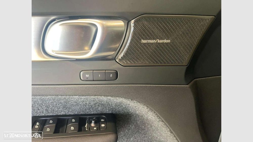 Volvo XC 40 2.0 B3 Plus Dark - 27
