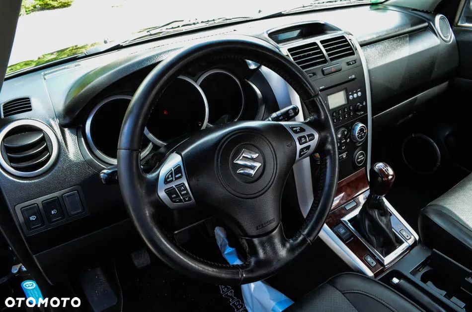 Suzuki Grand Vitara 2.0 De luxe - 28