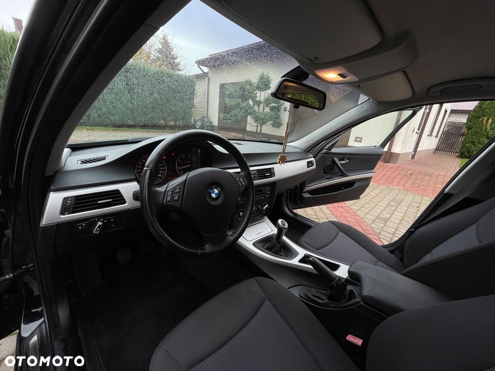 BMW Seria 3 318i Touring - 28