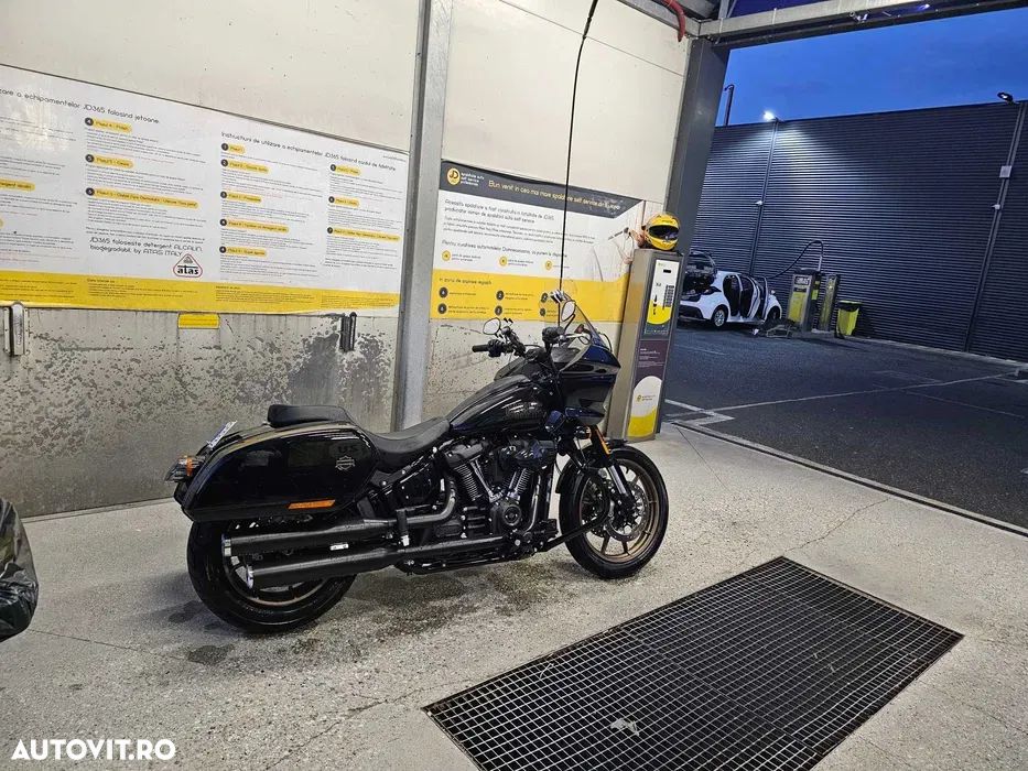 Harley-Davidson Softail Low Rider ST - 2