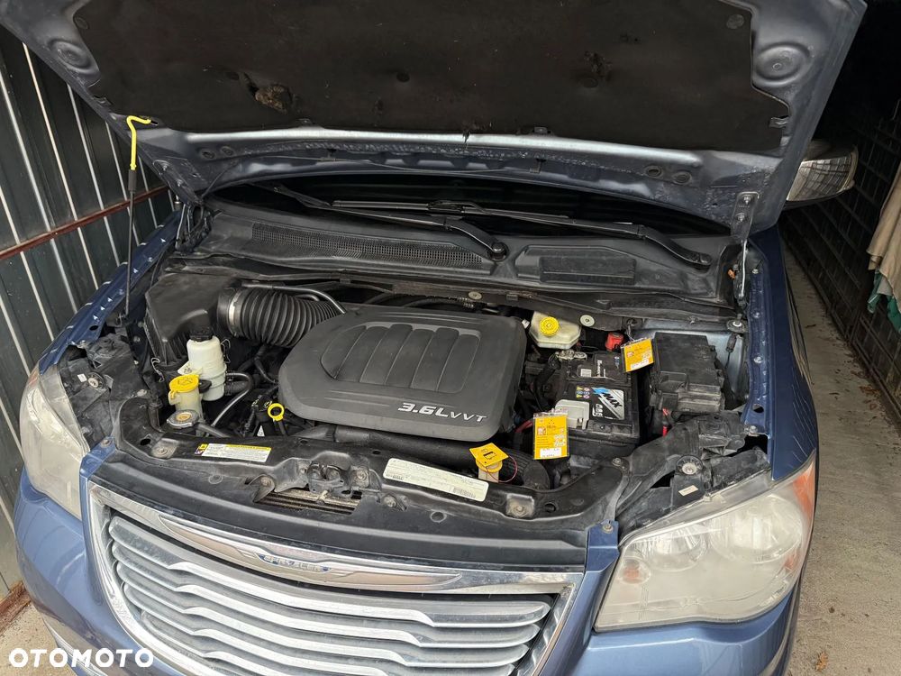 Chrysler Town & Country - 2