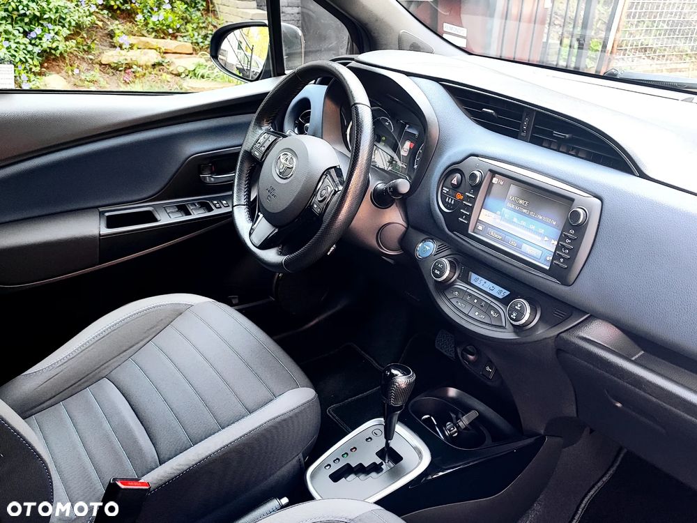 Toyota Yaris Hybrid 100 Selection Platinum - 17