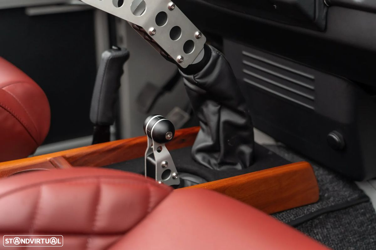 Land Rover Defender - 25