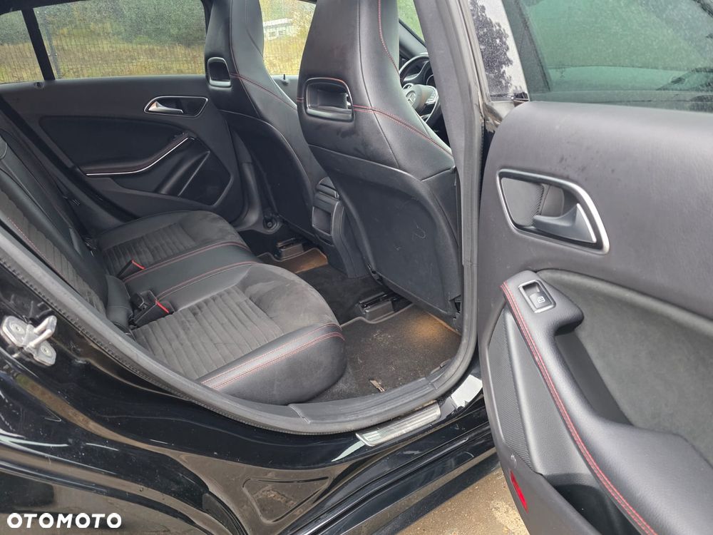 Mercedes-Benz CLA 220 4-Matic AMG Line - 16