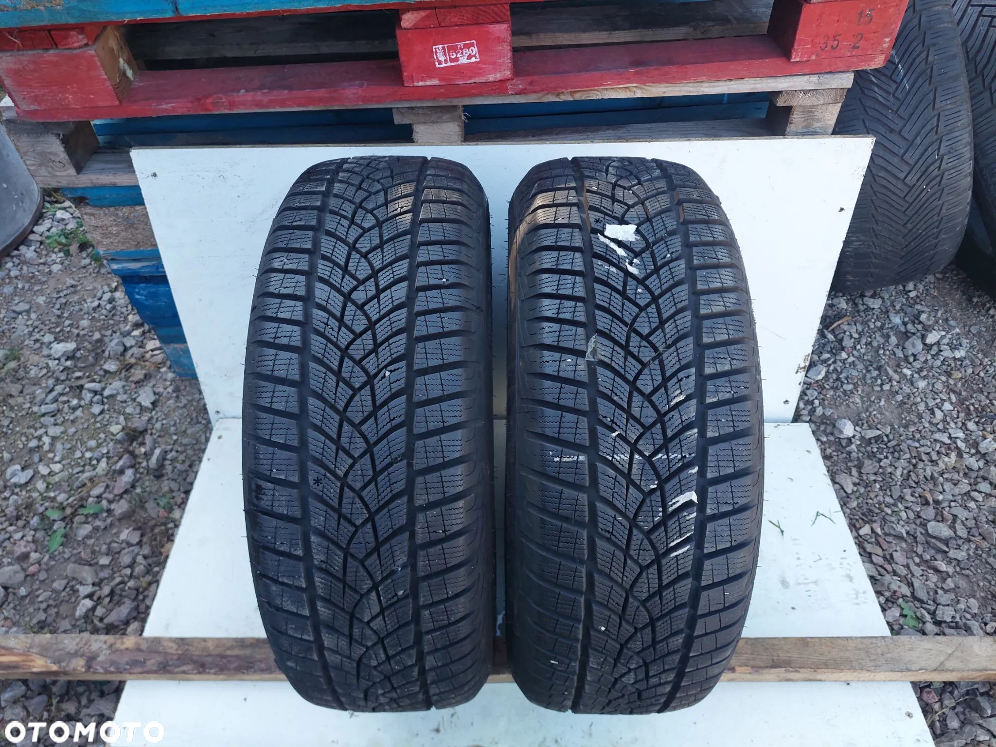 Opony zimowe GOODYEAR ULTRA GRIP PERFORMANCE 215/60R16 - 1