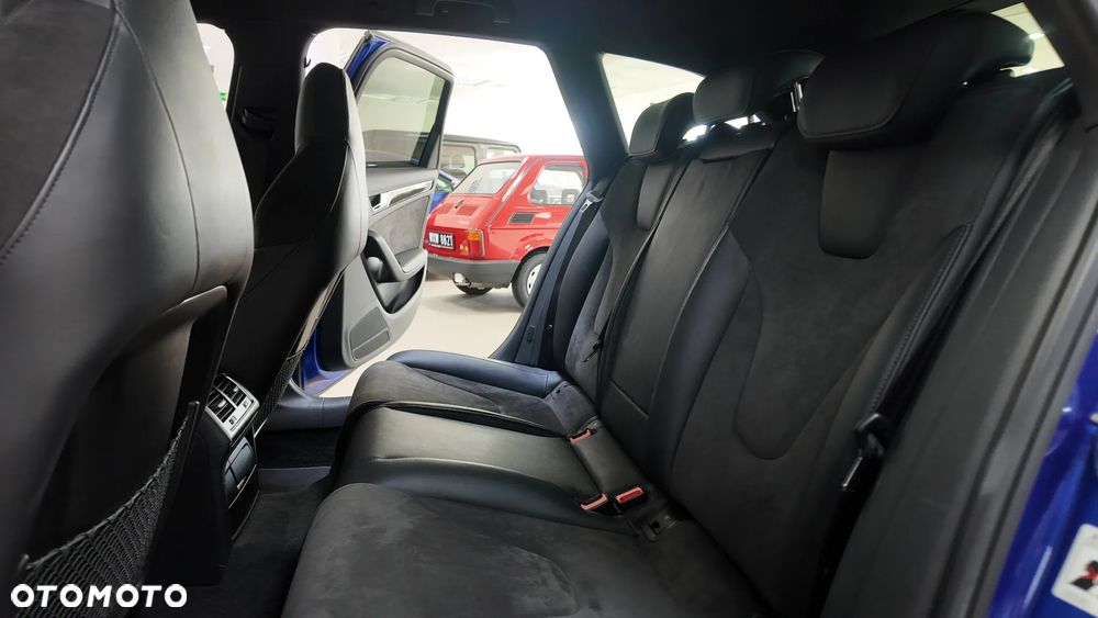 Audi RS4 Avant Standard - 31