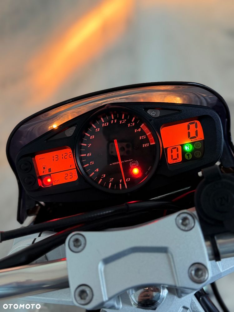 Suzuki GSR - 10