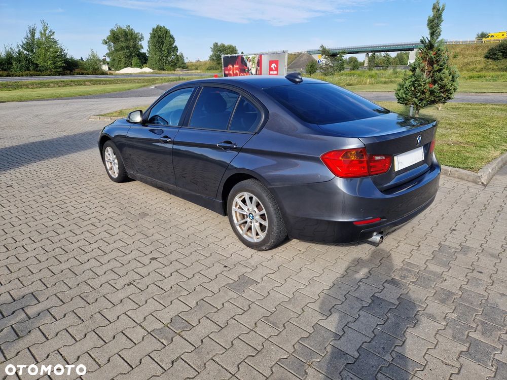 BMW Seria 3 318d Sport Line - 11