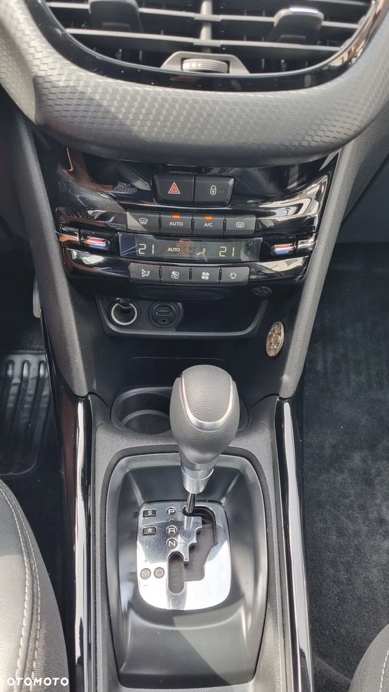 Peugeot 2008 1.2 Pure Tech GPF Allure S&S EAT6 - 17