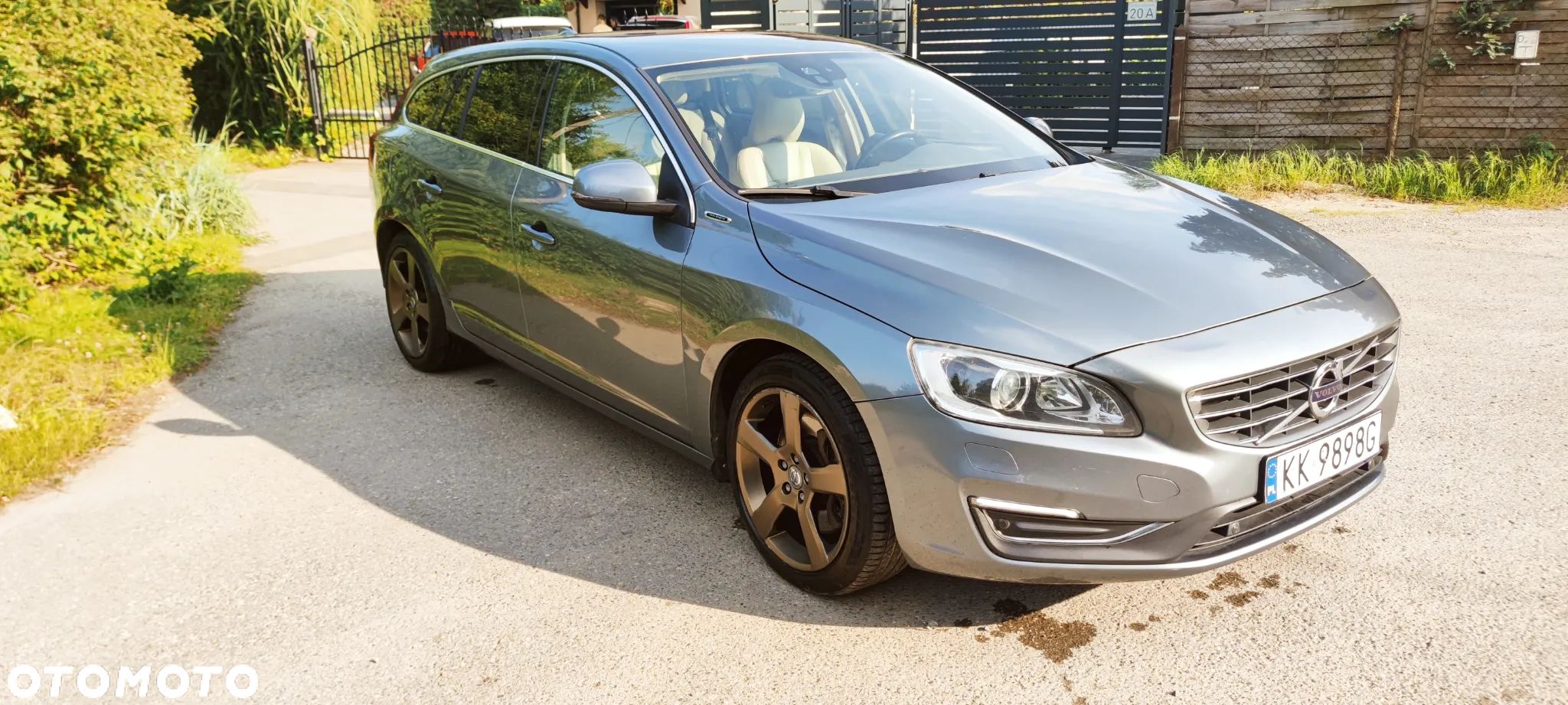 Volvo V60 D6 AWD Plug-in Hybrid Summum - 1