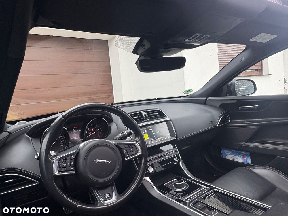 Jaguar XE 25t R-Sport - 30