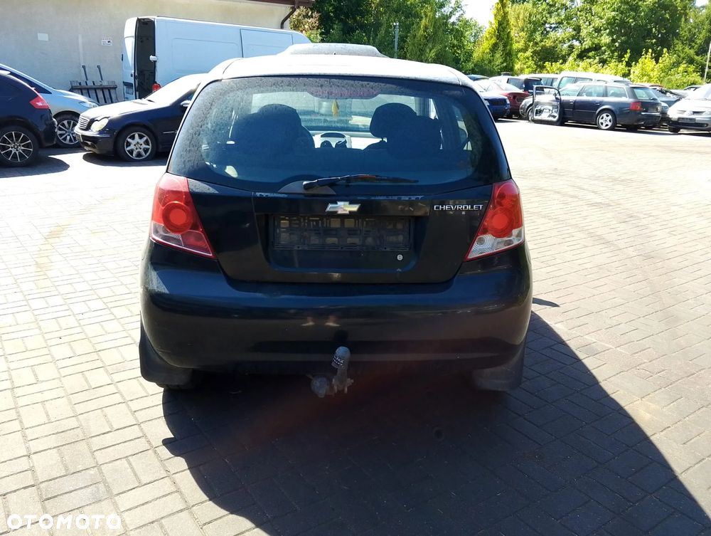 Daewoo Kalos (02-07r.) 1.4 B 82KM. Silnik F14S3 Skrzynia M79 lakier.Cały na części. GWARANCJA !!!  Przód Tył Zestaw Komplet Drzwi Klapa Zderzak Błotnik Maska Grill Atrapa Szyba Pas Lampa Lusterko Boczki Fotel Kanapa Kokpit Deska Rozdzielcza Przełącznik Włącznik Sterownik Przewody Wiązka Instalacja Moduł Komputer Czujnik Listwa Pompa Alternator Wtryski Głowica Rozrusznik Kompresor Sprzęgło Dwumas Silnik Skrzynia ABS Klimatyzacji Paliwa Wspomagania Kolektor Turbina Przepustnica Zawór Chłodnica Koło Hak Belka Sanki Zawieszenie Mcpherson Półoś Amortyzator Wydech Tłumik Zacisk Most - 4
