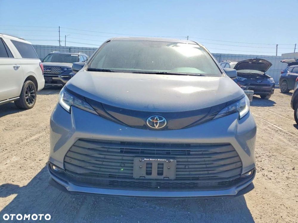 Toyota Sienna - 5