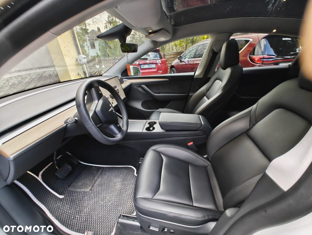 Tesla Y Performance AWD - 3