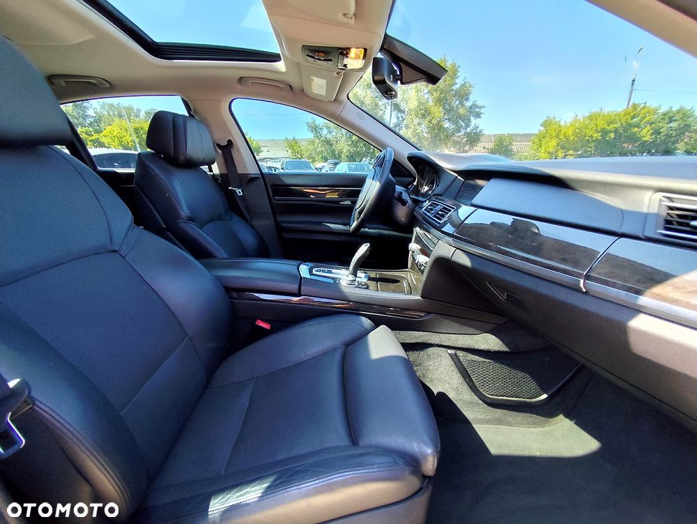 BMW Seria 7 750Li xDrive - 10