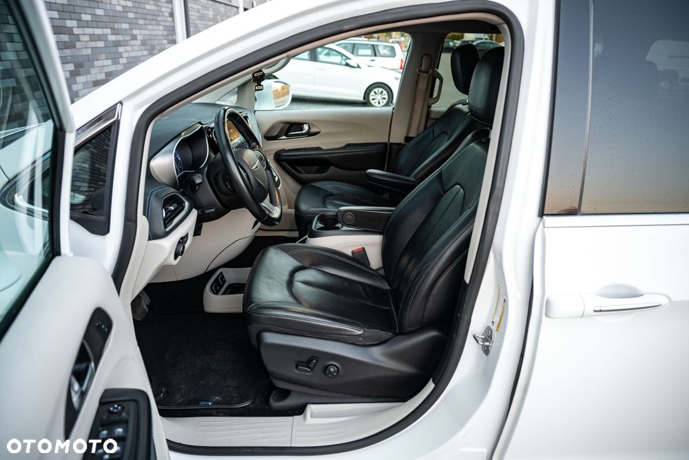 Chrysler Pacifica - 32