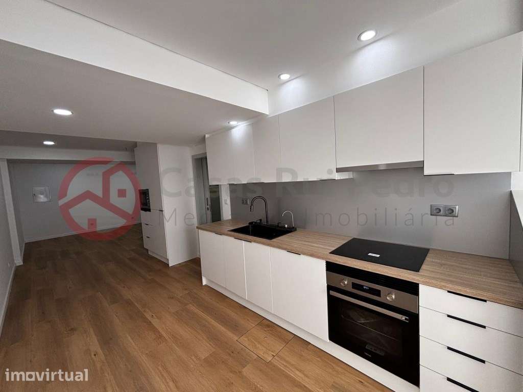 Apartamento Duplex T2+1 totalmente remodelado com logradouro no cen... - Grande imagem: 2/27