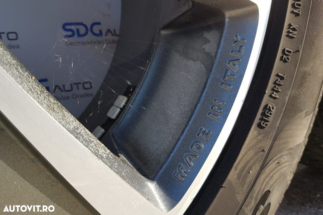 Jante de aliaj 295/45 R20 cu distantiere montate pe o Toyota Hilux Euro 5 - 6