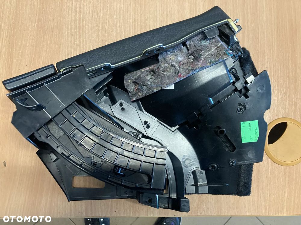 UCHWYT NA KUBKI NAPOJE OSŁONA DESKI KONSOLI EUROPA MERCEDES CLK II C209 04R - 2