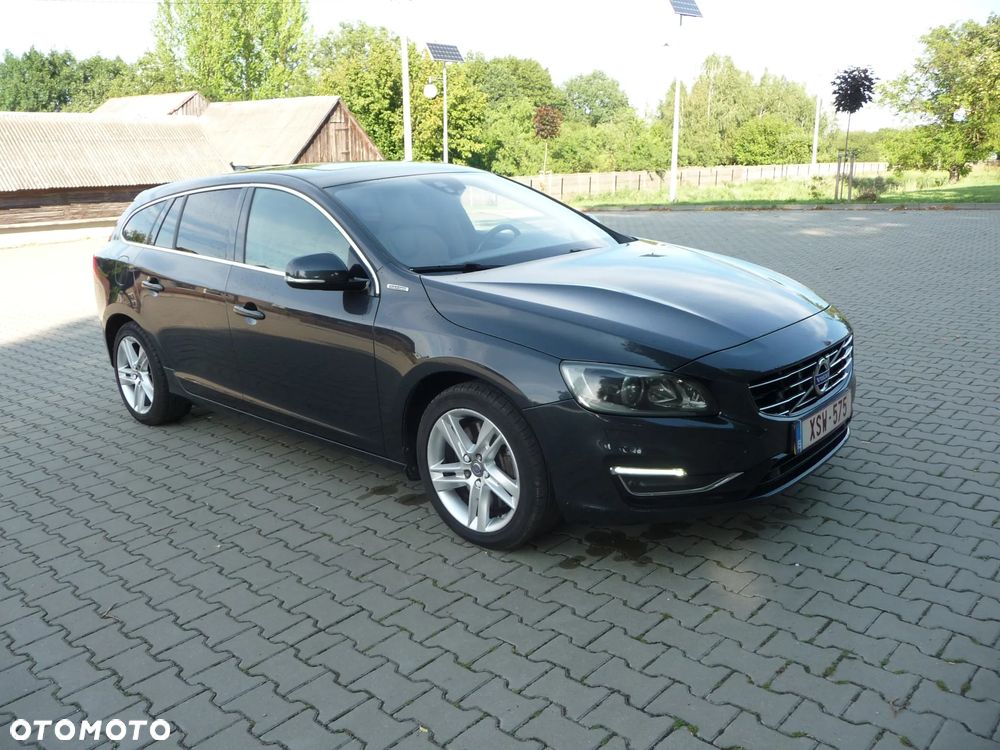 Volvo V60 D6 AWD Plug-in Hybrid Momentum - 3