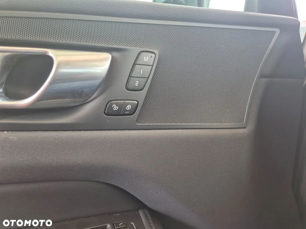 Volvo XC 60 B4 B Plus Bright - 19