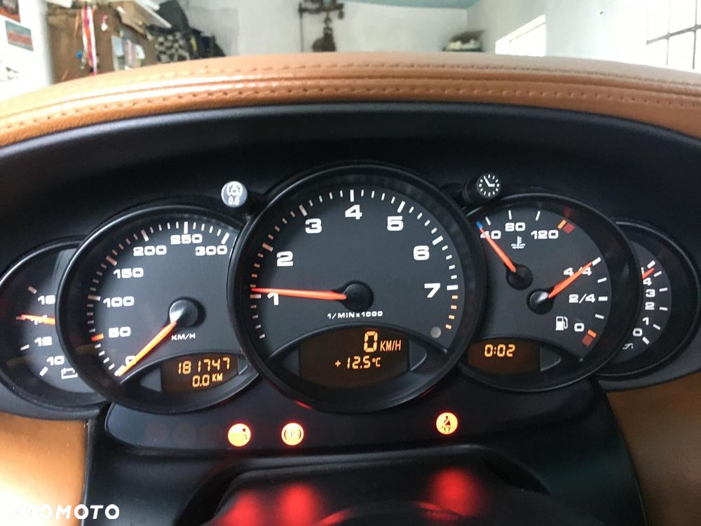 Porsche 911 Carrera - 5