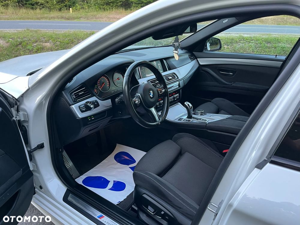 BMW Seria 5 530d xDrive Touring - 11