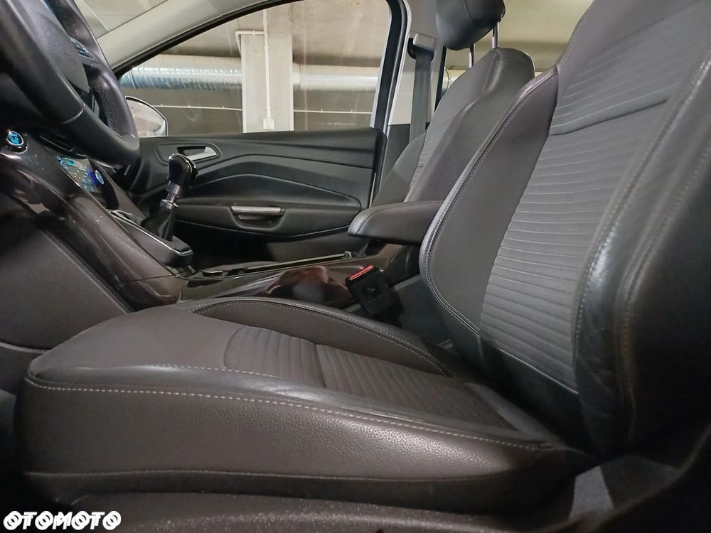 Ford Kuga 1.5 EcoBoost 2x4 Titanium - 25