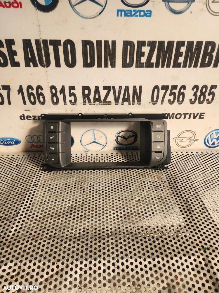 Rama Consola Butoane Navigatie Media Range Rover Evoque An 2012-2013-2014-2015-2016-2017-2018-2019 Dezmembrez Range Rover Evoque Facelift An 2015-2016-2017-2018-2019 2.0 D Automat 4x4 Volan Stanga - Dezmembrari Arad - 2