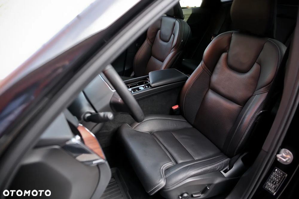 Volvo XC 60 B5 D AWD Ultimate Dark - 20