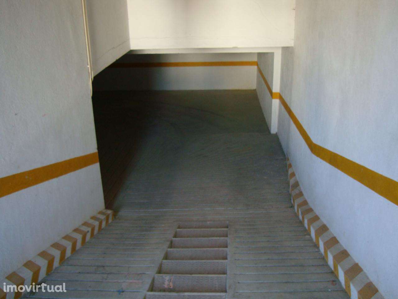 Parqueamento para mota e carro - Grande imagem: 4/5