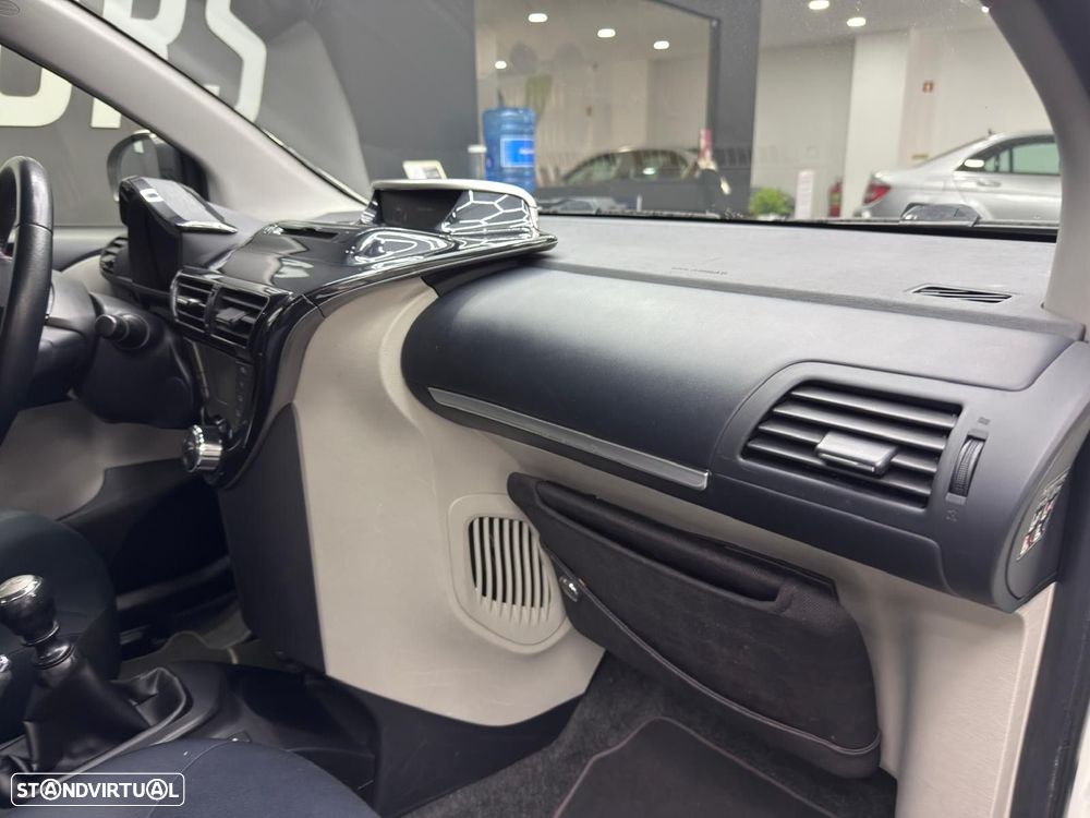 Toyota iQ 1.0 VVT-i Essential+AC - 19