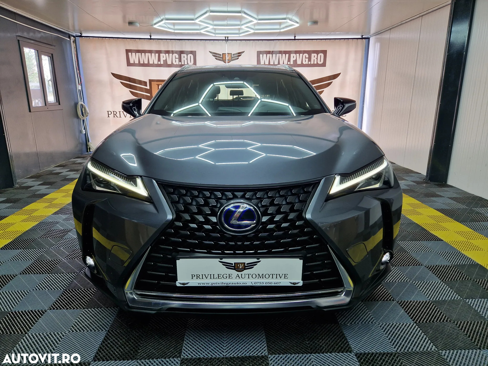 Lexus UX 250h Business Edition - 2