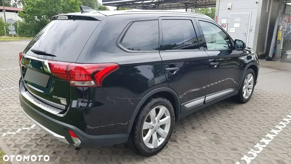 Mitsubishi Outlander 2.0 Invite + 2WD - 7