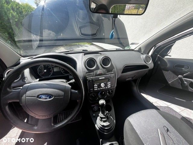 Ford Fiesta 1.3 Ambiente - 11