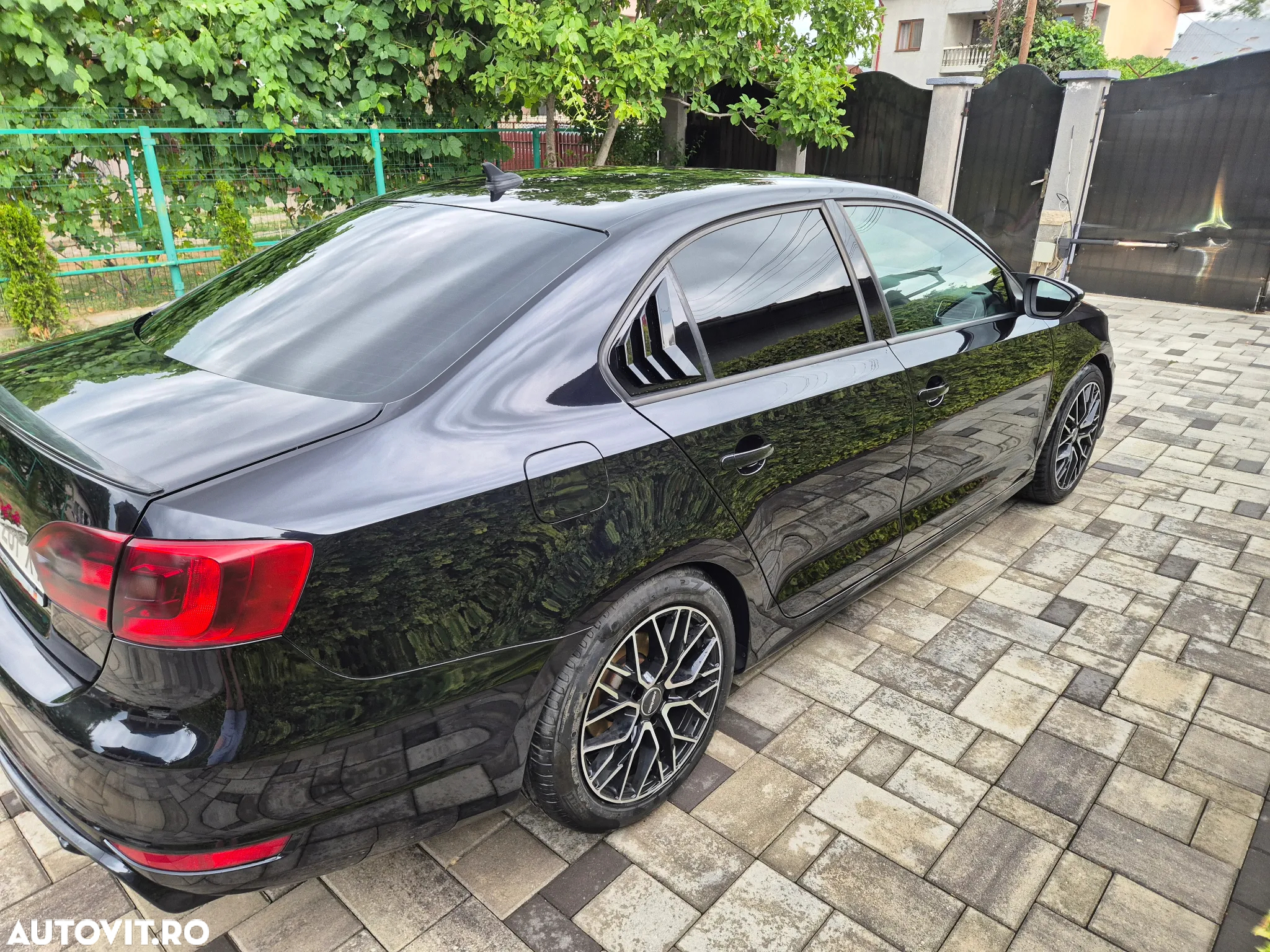 Volkswagen Jetta - 2