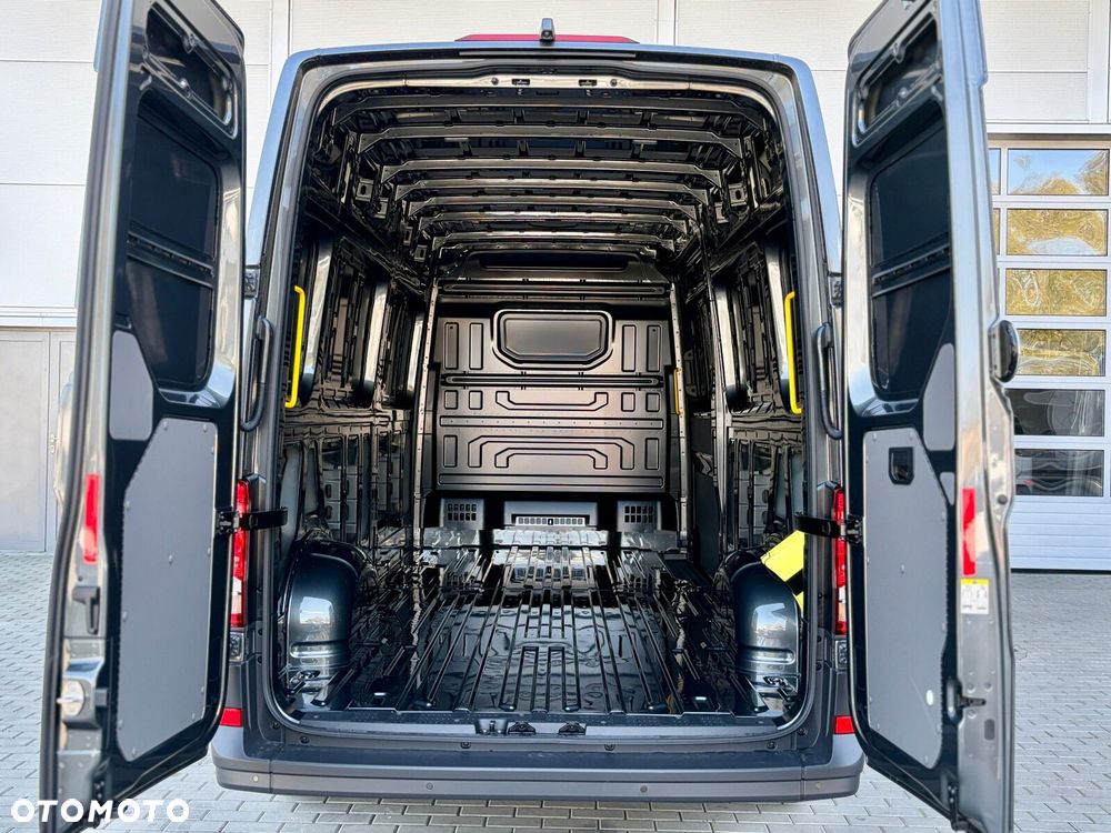 Volkswagen Crafter 35 Furgon z wysokim dachem silnik: 2,0 l EU6 SCR 177 KM / skrzynia biegów: Przedni napęd manualna 6-biegowa rozstaw osi: 4490 mm - 16