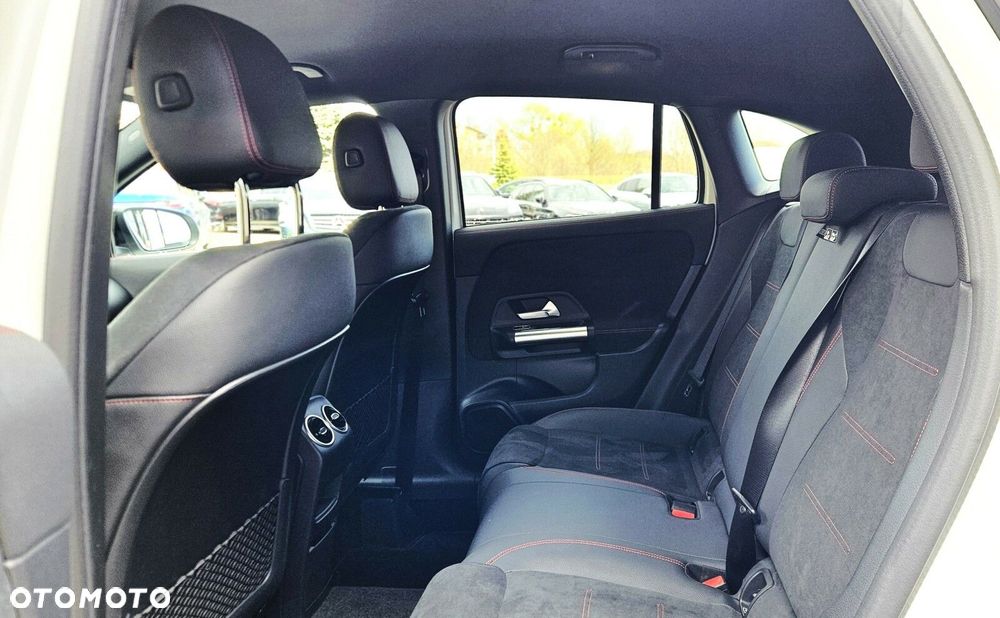 Mercedes-Benz GLA - 11