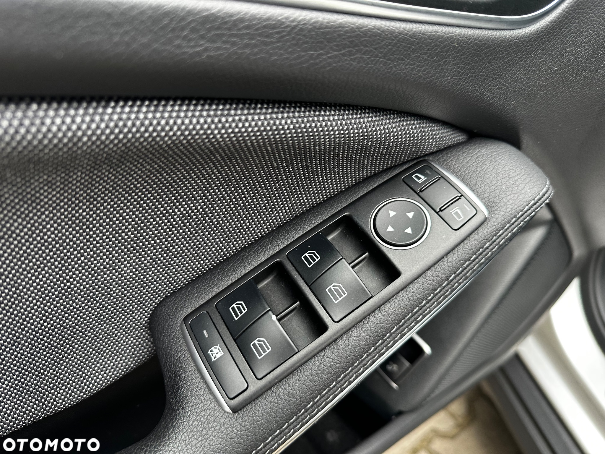 Mercedes-Benz GLA 180 7G-DCT - 22