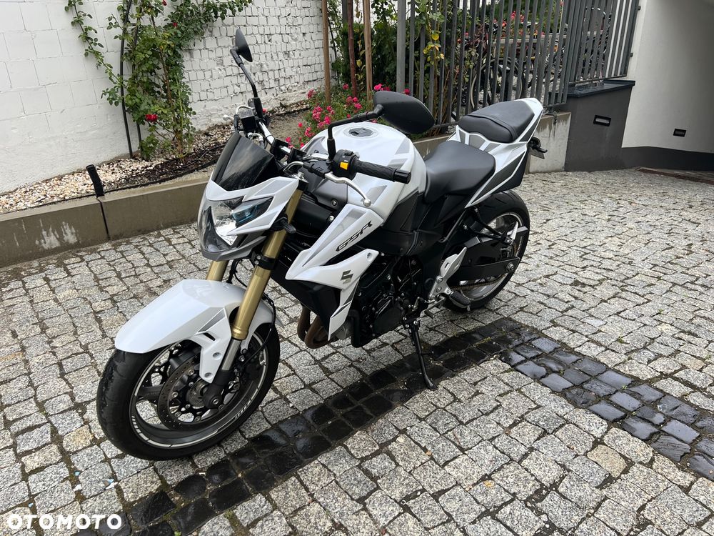 Suzuki GSR - 2
