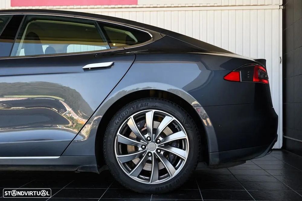 Tesla Model S - 16