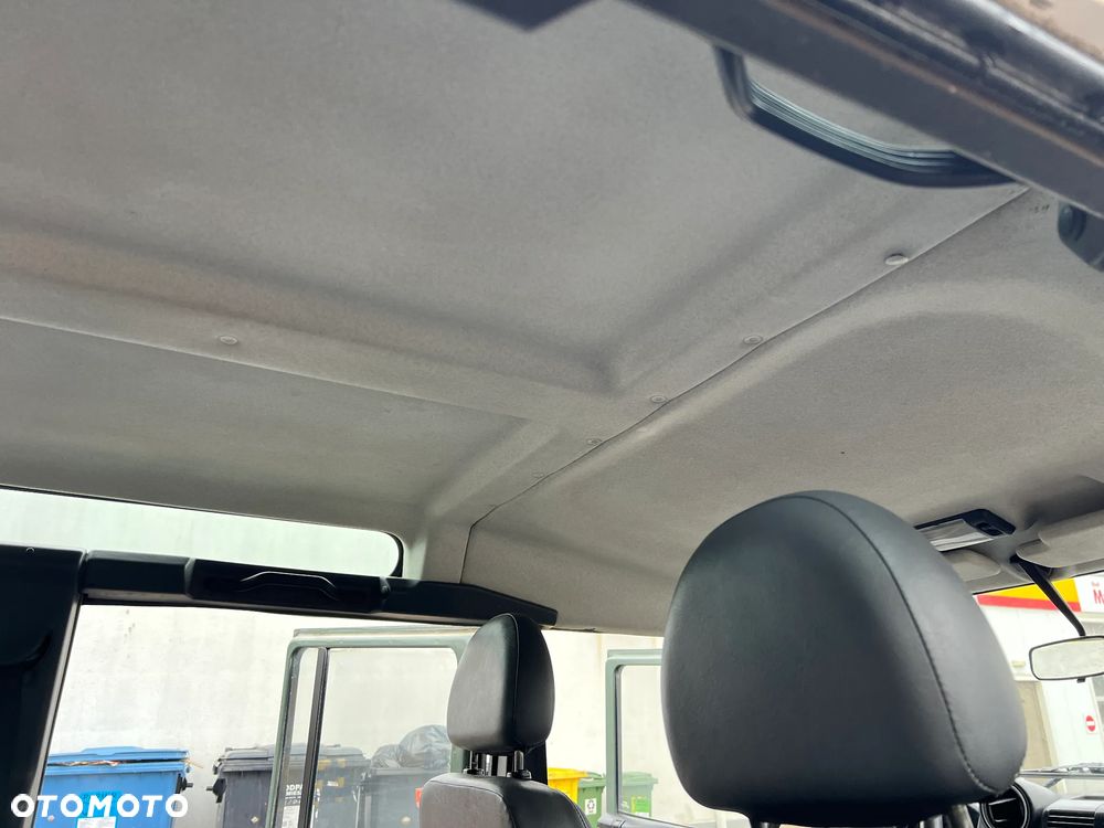 Land Rover Defender - 24