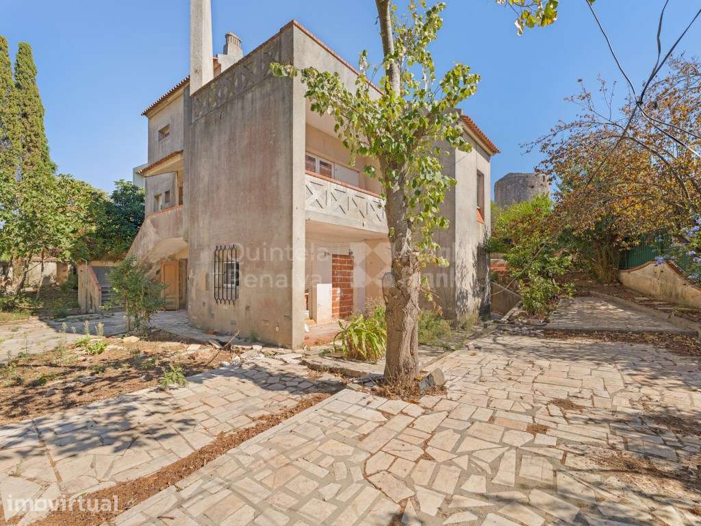 Moradia T5 com jardim para remodelação em Oeiras - Grande imagem: 2/26