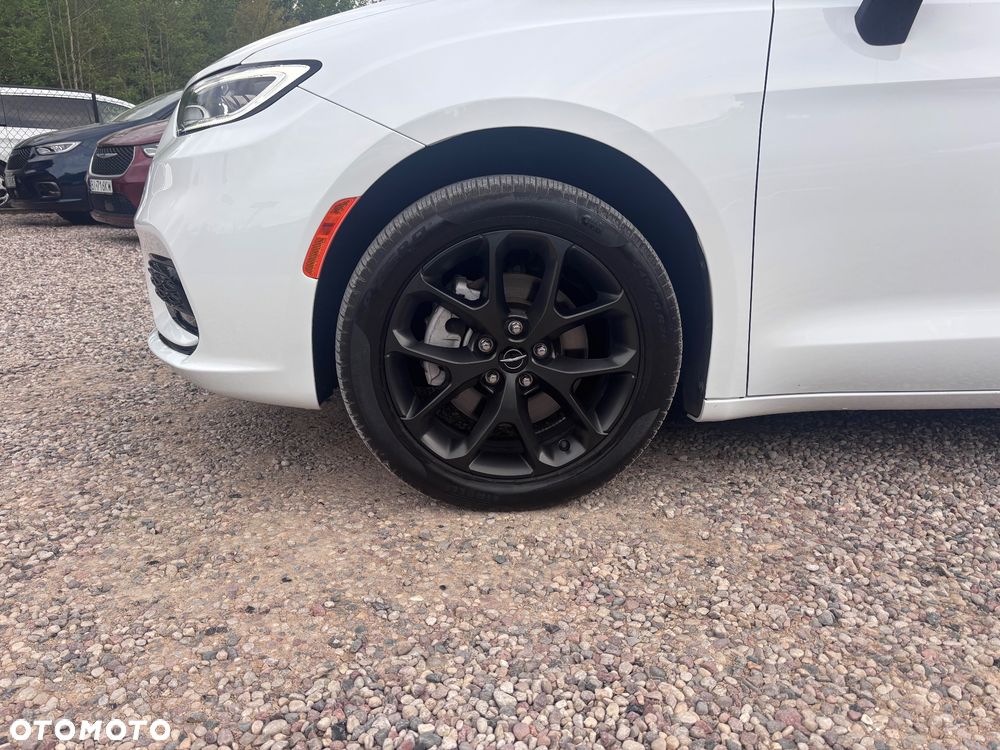Chrysler Pacifica - 12
