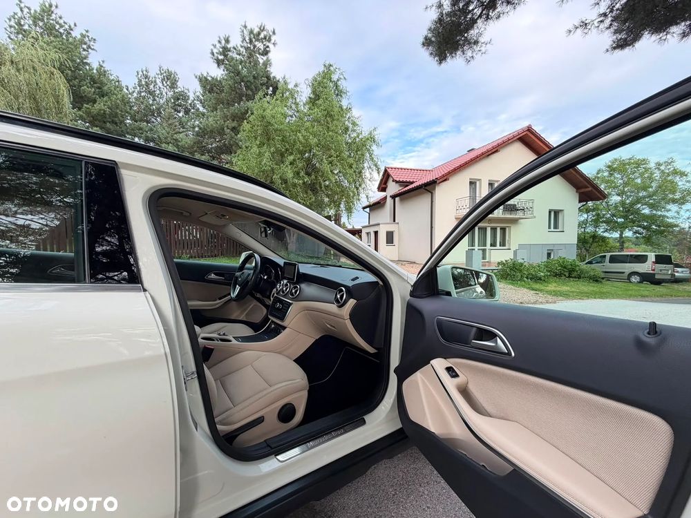 Mercedes-Benz GLA 200 7G-DCT Style - 23